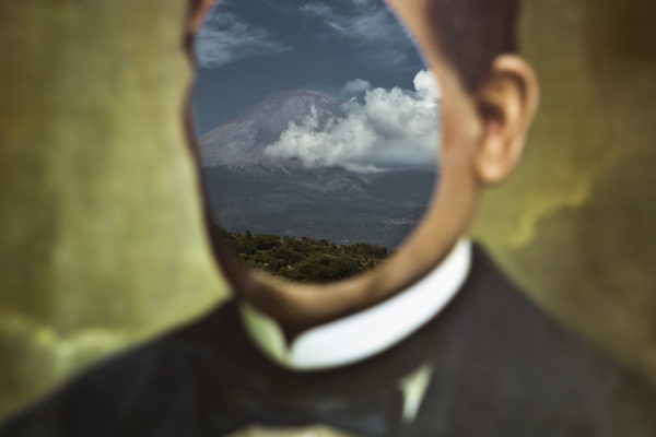 The volcano Popocatepetl is one of the 14 active volcanoes in Mexico. It has been in constant eruption since 2014. Benito Juarez, whose image is framing the volcano wa steh first indigenous president f the Mexican republic and a symbol against the foreign intervention.