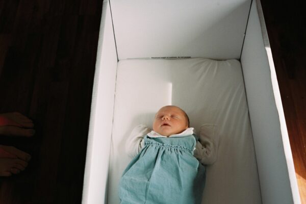 Debbie’s newborn baby asleep in the
Scottish baby box, which provides a
safe place to sleep and comes full of
baby essentials. The box was introduced
by the Scottish government in 2017
to tackle infant poverty rates and is
designed to give each child born in
Scotland ‘the best start in life’.